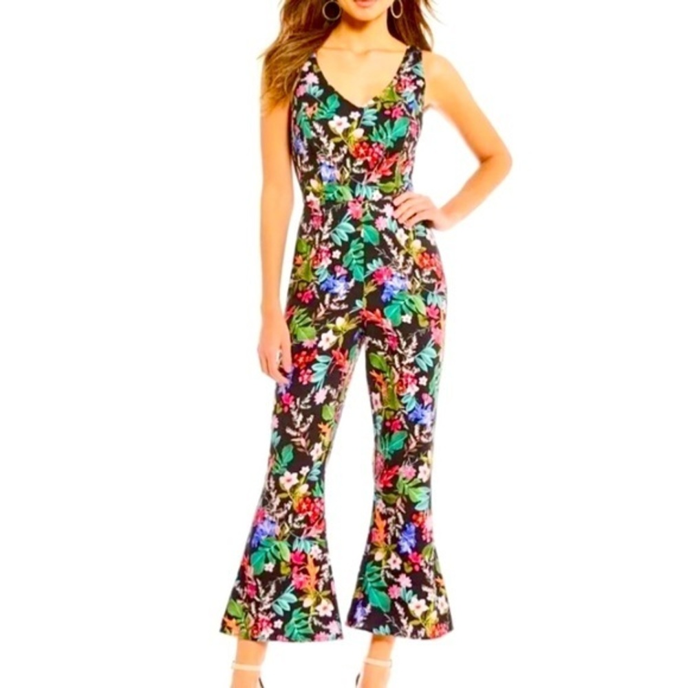 Gianni Bini Sophia Floral Print Cropped
Flared Leg Sleeveless Jumpsuit Women’s 6